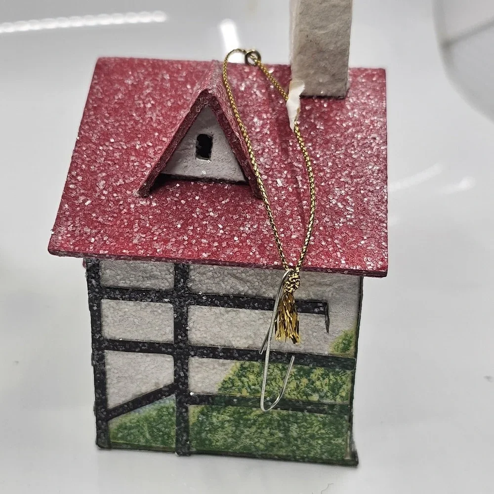 Paper House houses eyelets